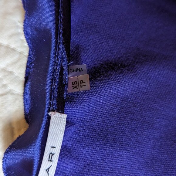 Tahari sleeveless satiny top- Size XS Great Condition - Picture 9 of 12